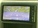 画面には車両後方の映像と目安線が表示され、駐車時に周囲との距離を確認するのに便利です。後退時の視界を補い、落ち着いた操作をサポートします。