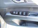 運転席のパワーウインドースイッチ部です。よく触れる場所だからこそ、使用状態があらわれますよね。ぜひこうした所もチェックしてください。
