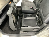 【助手席シートアンダーボックス】助手席の座面下に収納スペースがあります。工具やレジャー用品などを保管するのにもいいですね♪