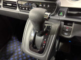 インパネシフトだから視線の移動も少なく足元もスッキリ♪運転席もゆったりしているのでゆとりを持ってドライブできますね!