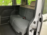 後席は座面と背もたれにゆとりがあり、同乗者がくつろぎやすい空間です。グレーを基調としたシートにベージュのヘッドレストが映え、窓からの明るさも感じられます。