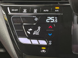 【オートエアコン】一度お好みの温度に設定すれば、車内の温度を検知し風量や温度を自動で調整。暑い&hellip;寒い&hellip;と何度もスイッチ操作をする必要はありません。快適な車内空間には必須の機能ですね♪