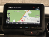 現在地を地図上で確認でき、周辺の道路や施設を把握しやすい表示です。行き先までの道順を確認する際にも活用でき、目的地へ向かう日常のお出かけをしっかりサポートします。