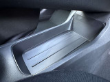 運転席と助手席の間にカバンなどが置けるスペースがあり便利です。