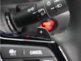 ◆減速セレクター◆ステアリングホイールの左右に取り付けられた2つのパドルスイッチで減速の強さを調整。 左側の「-」を操作すると減速を強く、右側の「+」を操作すると減速を弱くすることができます。