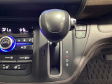 CVT車のセレクトレバーです。低速から高速まで、変速ショックのないスムーズな走りを実現するとともに、エンジン効率のよい領域を維持することで燃費にも貢献します。