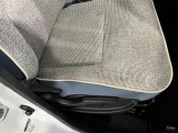 痛みの出やすい運転席シートの角、フロアマット、座面、ともに良好です