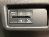 運転席脇のクラスタースイッチ部分にはカメラ切り替えスイッチ、パーキングセンサー、その他走行系スイッチを集中配置しております。