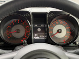 速度やエンジン回転などの情報をメーターで確認でき、運転中に必要な表示を把握しやすい配置です。中央のディスプレイにも情報がまとまり、視線を移して確認できます。