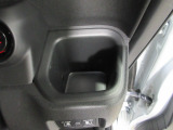 運転席側の手の届きやすい位置にドリンクホルダーが付いています。