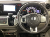 【ハンドル】運転にかかわる様々な操作を安全に行えるように視点移動が少なく操作性に配慮されたスイッチ類が凝縮されたコックピットです。