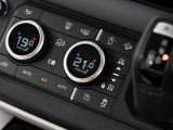 電子制御エアサスペンションはスムーズな車高調整により快適な乗り降りをサポートします。