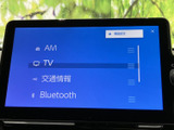 AMやテレビ、交通情報、Bluetoothなどの項目が一覧で表示され、使いたい機能を選びやすい画面です。日々の移動に合わせて情報や音楽を活用でき、目的のメニューを確認しやすいのも便利です。