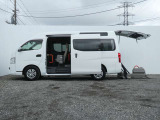 乗り降りしやすいオートステップ、また段差のフチがオレンジ色に光りつまずきにくくなります。