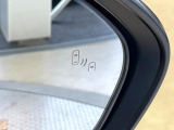 【ブラインドスポットモニター】走行中、ドアミラーの死角になりやすい箇所に後続車が接近するとサイドミラーのレンズに警告を表示!ドライバーに注意喚起をしてくれます。