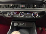 オートエアコンは左右席で独立温度コントロールが可能です。運転席はキンキンに冷やして助手席はマイルドにと言った設定が可能です☆暑さ寒さでケンカすることもなくなりますね♪