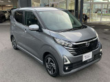チタニウムグレーになります。