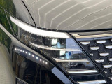 【LEDヘッドライト】悪天候や夜間走行時も良好な視界を確保し安心して運転できる高輝度LEDヘッドライトを装備!点灯速度が早く、消費電力も抑えられています。