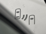 【ブラインドスポットモニター】走行中、ドアミラーの死角になりやすい箇所に後続車が接近するとサイドミラーのレンズに警告を表示!ドライバーに注意喚起をしてくれます。