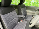 チェック柄を取り入れたシートが車内にほどよいアクセントを加えています。前席は座面と背もたれにゆとりを感じる形状で、窓からの視界も確保しやすい空間です。