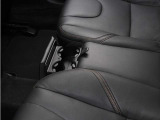 カップホルダーは、使用しないときにはシートクッションに格納しておけます。