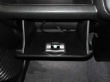 車検証などの収納に便利なグローブボックスです。