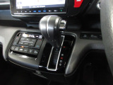 インパネシフトだから視線の移動も少なく足元もスッキリ。運転席もゆったりしているのでゆとりを持ってドライブできますね。