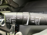各操作位置がレバー上に表示されており、運転席から状態を確認しやすい仕様です。天候の変化に合わせて必要な操作を選びやすく、日々の運転を支えます。
