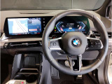 【ハンドル】ドライバーとBMW車の一体感がダイレクトに伝わるステアリングホイール。形状・太さへの拘りに加えて、操作性を高める為にスイッチ類も配置。クイックかつ安定のドライビングを体感下さい!