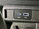 充電ポートとメディアプレーヤー接続ポートです♪