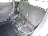 ◆チップアップ&ダイブダウン機構付【ULTR SEAT】は後席座面を左右分割で跳ね上げることができます。トランクで積載できない背の高い荷物をラクラク収納できます。ホンダ車ならではの人気装備です。