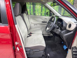 運転席まわりには十分なスペースがあり、大柄な方でもゆったり運転していただける環境です。