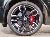 【BMWアロイホイル】軽量かつ強度に拘ったアロイホイル。走行性能ポテンシャルを引き出す設計。車の足元を引き締めてくれる大きなポイントはアロイホイルです。