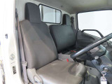 高いホールド性で運転姿勢が安定します。長距離ドライブでも疲れにくいのが魅力です。快適なドライビングライフをお送りください♪