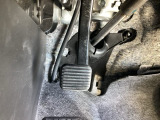 パーキングブレーキは、フットブレーキタイプです。
