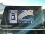 上空から見下ろしているかのような映像をディスプレイに映し出し、スムースな駐車をサポートします。画面は「トップビュー」のほか「サイドブラインドビュー」への切り換えが可能。ますます安心です