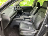 前席まわりは運転席と助手席が並び、中央に収納や操作部をまとめた配置です。座面と背もたれにゆとりがあり、乗り降りの際にも室内の広さを感じられます。