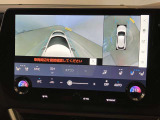 車両を上から見たような映像をディスプレイに表示。さらにフロントカメラにより前方映像を確認することが出来ます。