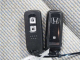 ◆スマートキー◆カギをバッグやポケットに入れたままでもドアロックの開閉ができる『スマートキー』付き!雨天や暗くなってもカギを取り出す必要がなくドアの開錠&エンジンも始動できます