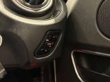 運転席右側のスイッチ類。シートに座って手を伸ばせる位置に操作部をまとめています。日常使う装備の操作方法と表示の見え方は、実車で各部の位置を確かめながらご案内いたします。座り心地もご相談ください。