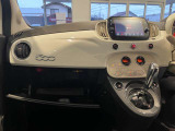 アイボリーインパネが室内を明るく演出。FIAT500らしいお洒落な空間です。
