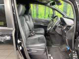 運転席まわりには十分なスペースがあり、大柄な方でもゆったり運転していただける環境です。