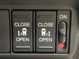 【両側パワースライドドア】スマートキーや運転席のスイッチで後席両側スライドドアの開閉が可能♪電動だから力を入れてドアを開ける必要が無く、小さなお子様でも簡単に開け閉めでき快適です♪