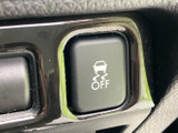 車両の安定性を支援する機能のスイッチが、手の届きやすい位置に設けられています。表示が大きく確認しやすいため、機能を把握しやすく、必要に応じて操作できます。