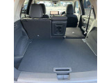 お荷物の量や乗車人数に合わせて使えるリヤシートは、ご覧のように倒すことが出来ますので便利です。