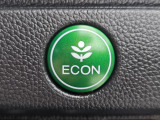 ワンタッチで省燃費走行をサポートするECONスイッチを装備。