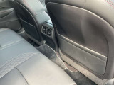 運転席・助手席のシートバックにはポケットが付いております。小物や書類を収納することができ大変便利です。