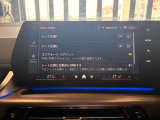 【ナビ純正】ワイドコントールディスプレイは、画面内に多数の情報を表示する事が可能です。センターコンソールiDriveコントローラー操作だけでなく、タッチパネルでの操作も可能となっております。