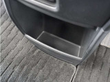 ◆センターロアボックス◆インパネ中央の下部には、ごみ箱としても使用する事ができるセンターロアボックスを装備しております。