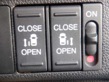 運転席から左右オートスライドドアの操作ができます。